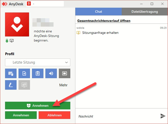 AnyDesk window with incoming connection request; green 'Annehmen' button highlighted by an arrow flanked by a red 'Ablehnen' button on the left, and chat panel on the right.